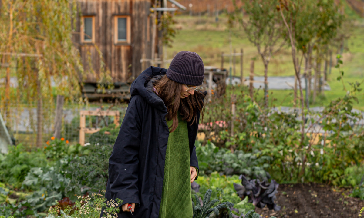 Clara Heinrich in ihrem Garten