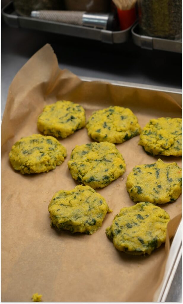 Vegane Spinat-Polenta-Laibchen mit Fenchel-Gemüse-Eintopf und ... Vegane Spinat-Polenta-Laibchen mit Fenchel-Gemüse-Eintopf und ...