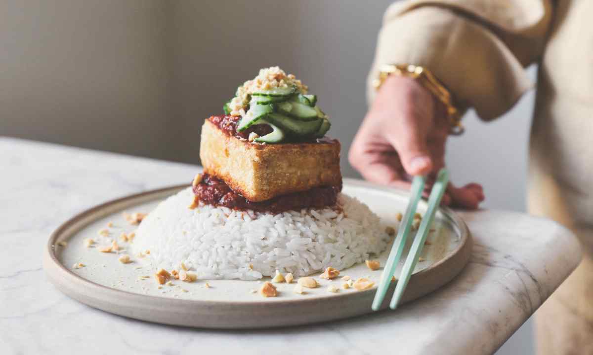 Gebratener Tofu, Tomaten-Sambal, Kokosreis