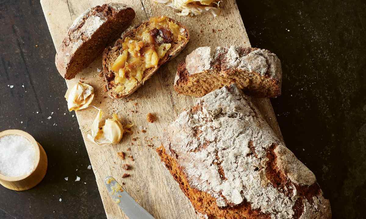 Roggenbrot mit gebackenem Knoblauch