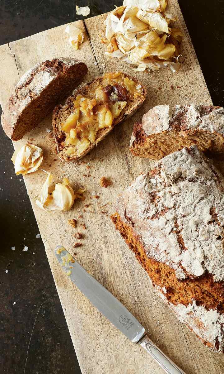 Roggenbrot mit gebackenem Knoblauch