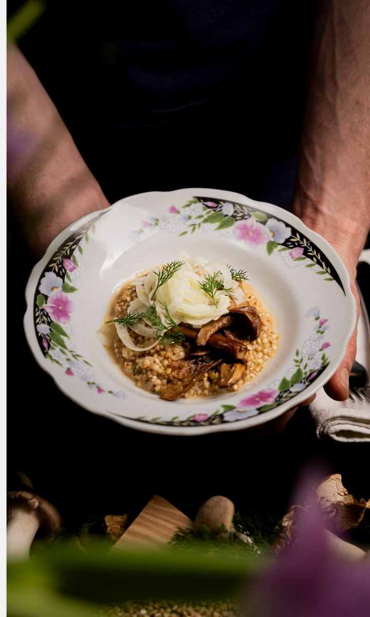 Rezept aus dem Gaumen Hoch-Printmagazin 01/25 von Bär und Schaf: Hadn & Fenchel mit Steinpilzen und Räucherschafkäse