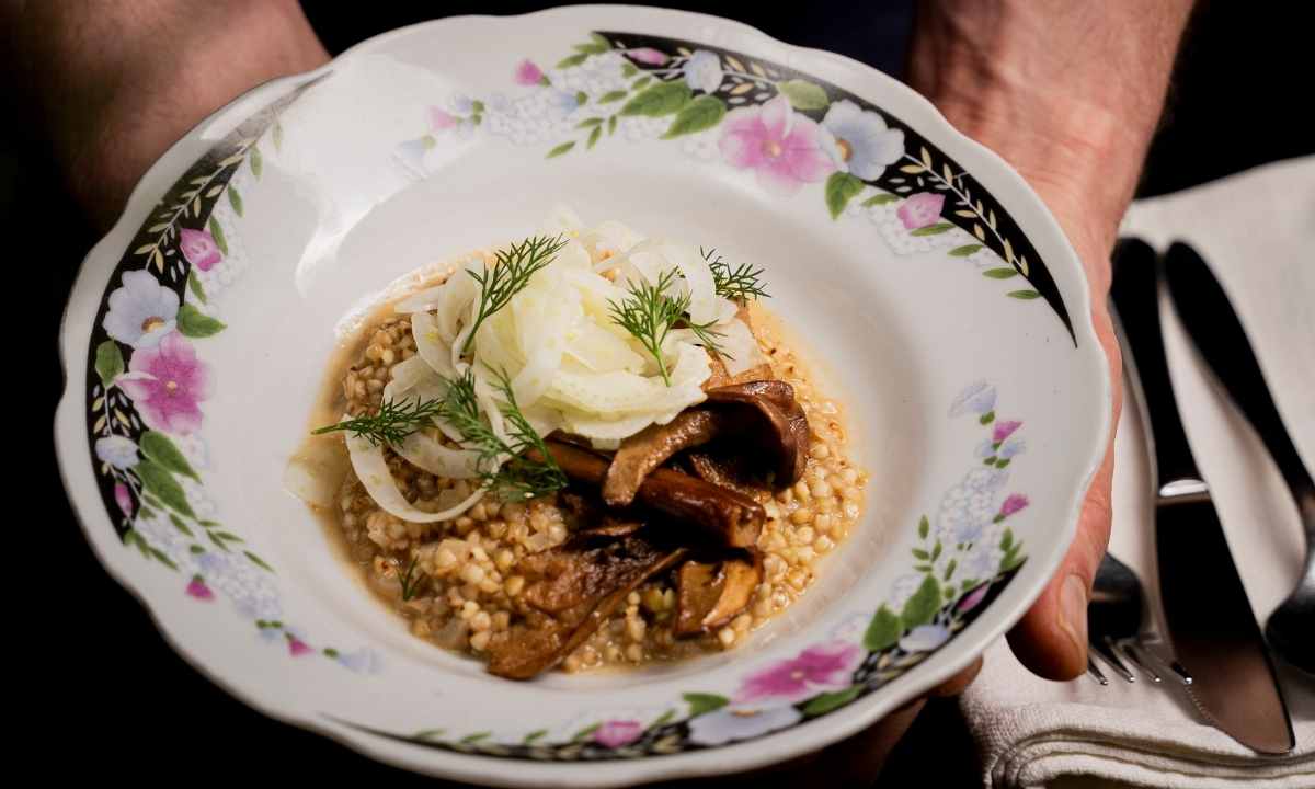 Rezept aus dem Gaumen Hoch-Printmagazin 01/25 von Bär und Schaf: Hadn & Fenchel mit Steinpilzen und Räucherschafkäse