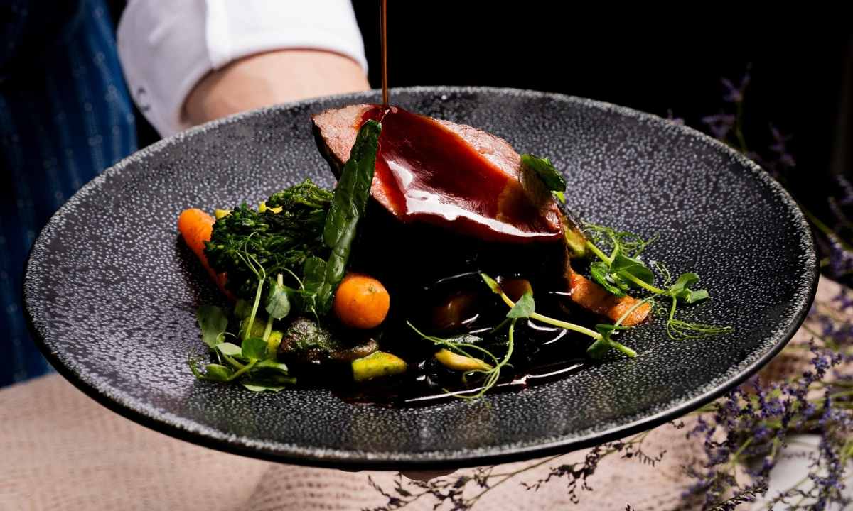 Rezept aus dem Gaumen Hoch-Printmagazin 01/25 vom Ziegelwerk Dry-Aged Rinderhuft