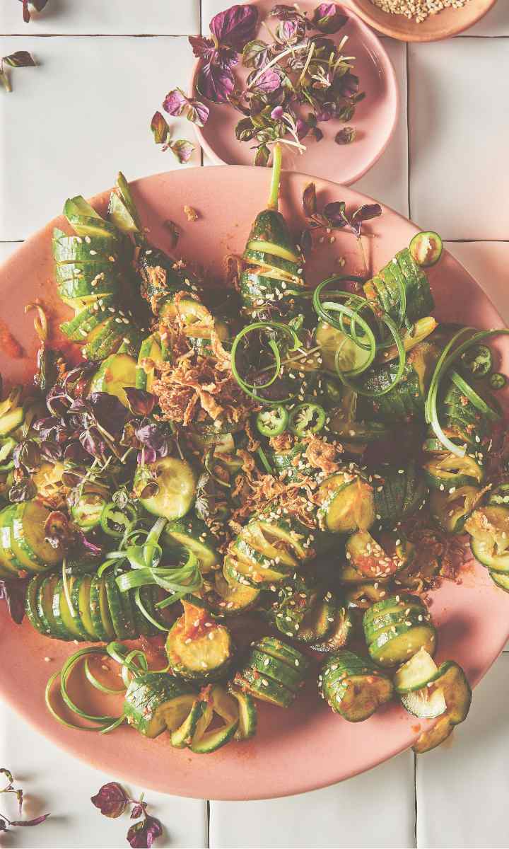 Korkenzieher-Gurken mit Gochujang-Dressing