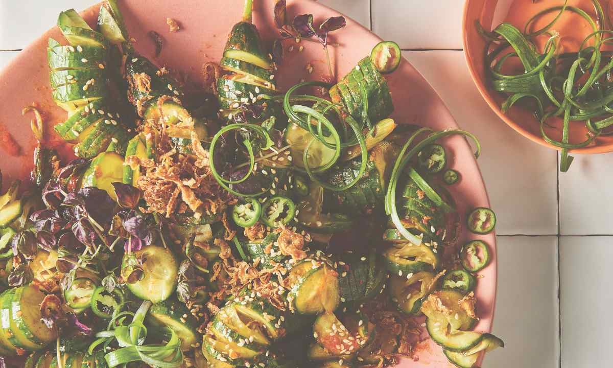Korkenzieher-Gurken mit Gochujang-Dressing