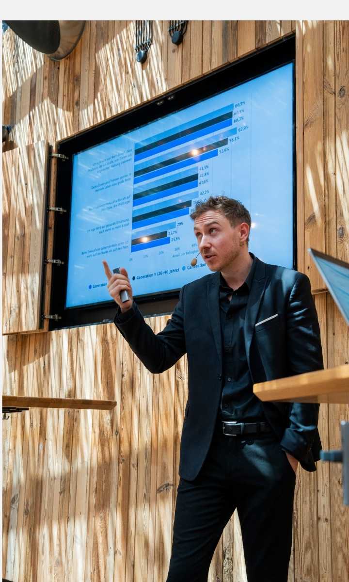 Zukunftsforscher Tristan Horx bei der Gaumen Hoch-Connection Juli 2025 im Kolarik im Prater