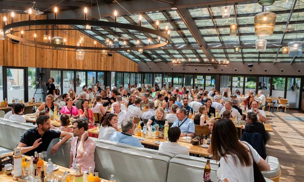 Zukunftsforscher Tristan Horx bei der Gaumen Hoch-Connection Juli 2025 im Kolarik im Prater
