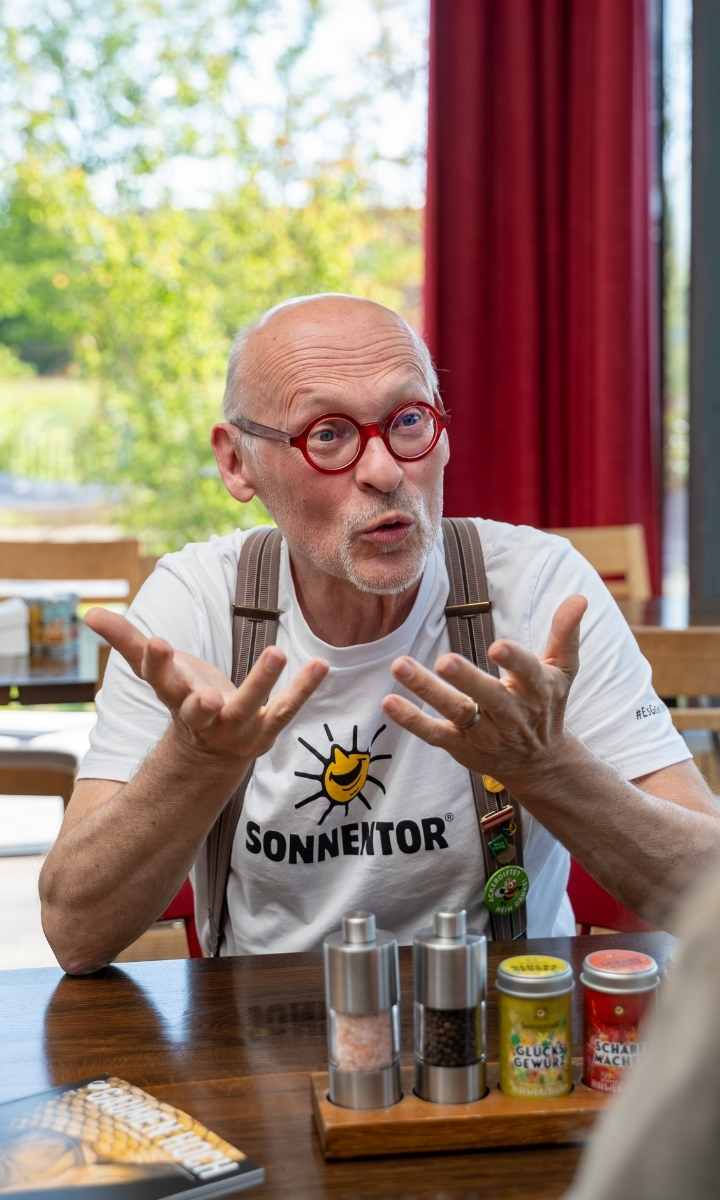 Johannes Gutmann von Sonnentor im Gaumen Hoch Podcast mit Alexandra Seyer Gmeinbauer