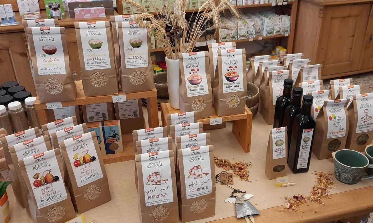 Produkte des Kräuterhof Rossnagl in einem Geschäft
