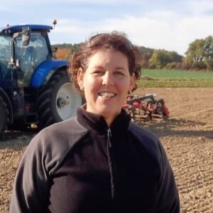 Sabine Rossnagl auf einem Feld, lächelnd