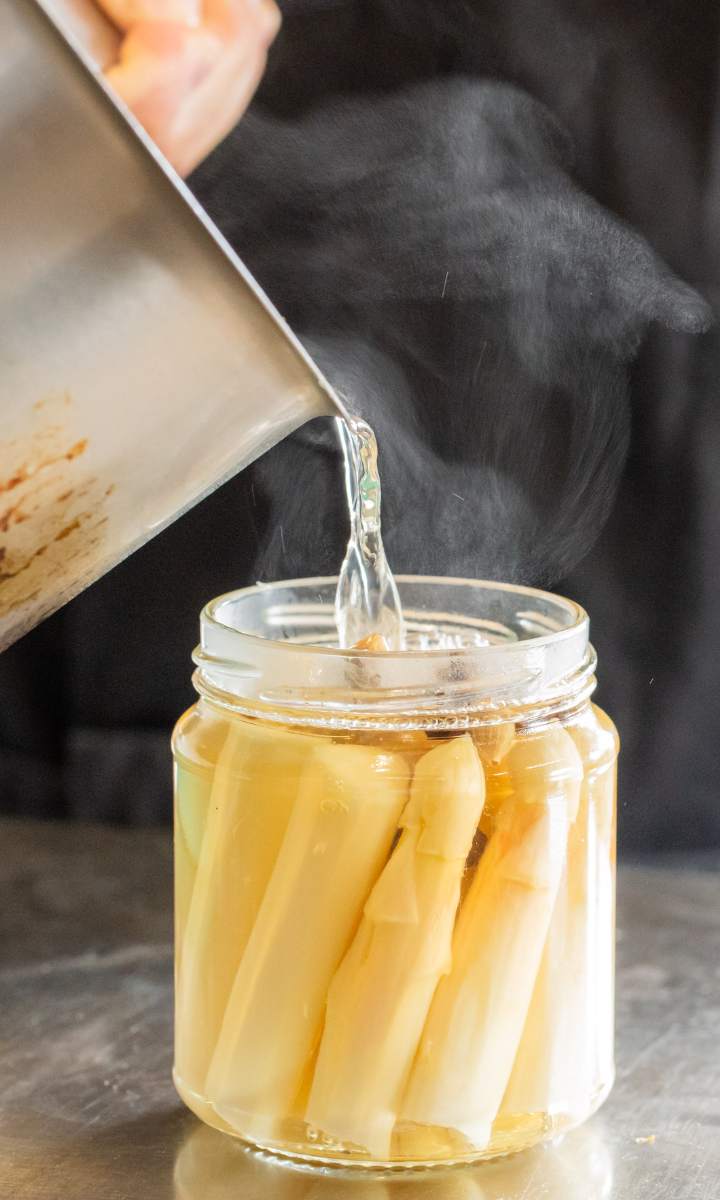 Spargel wird in eine Rex-Glas eingelegt