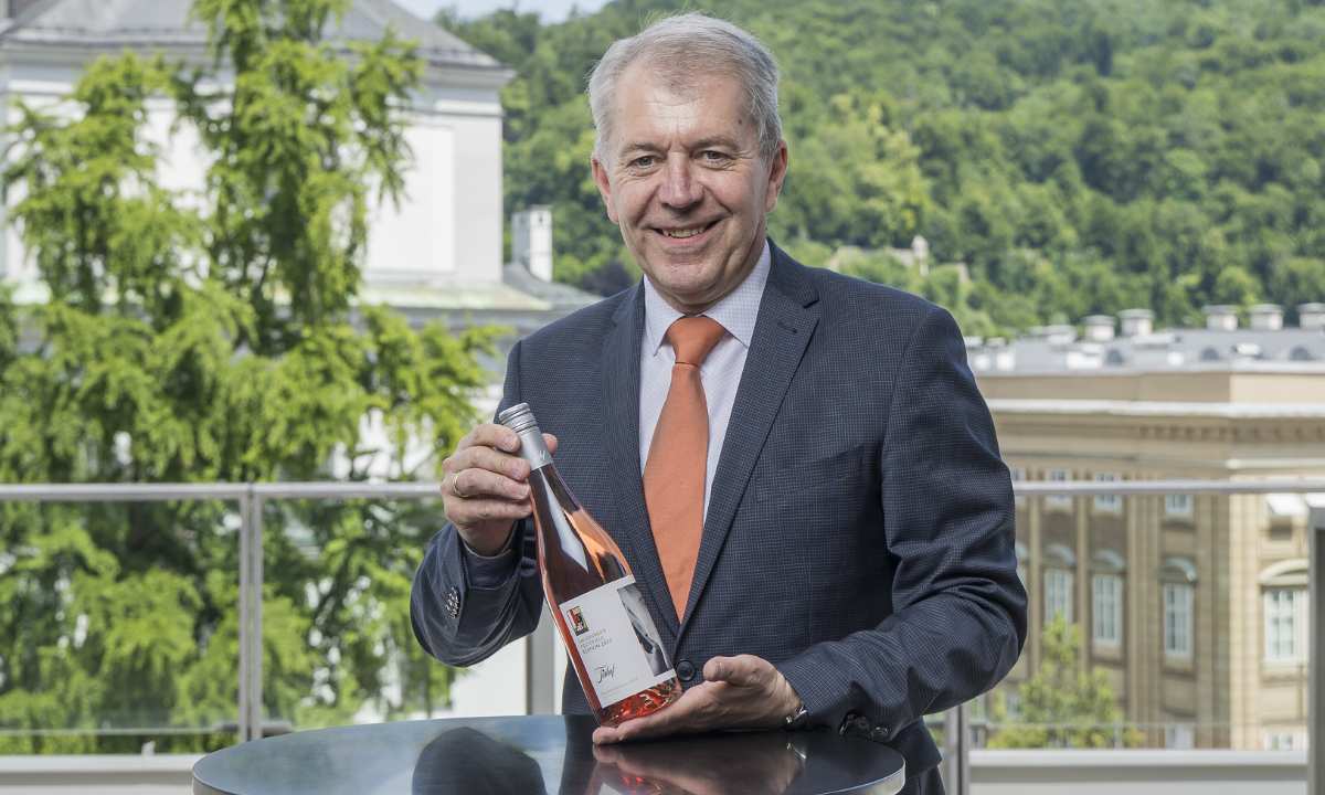 Erwin Tinhof mit dem Rosé für die Festspiele 2025