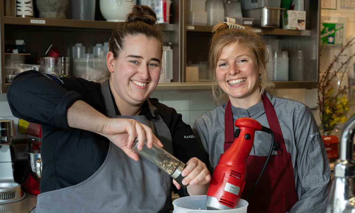 Gaumen Hoch-Tellerrandschau mit Rosa& Marie und Dirndln am Feld