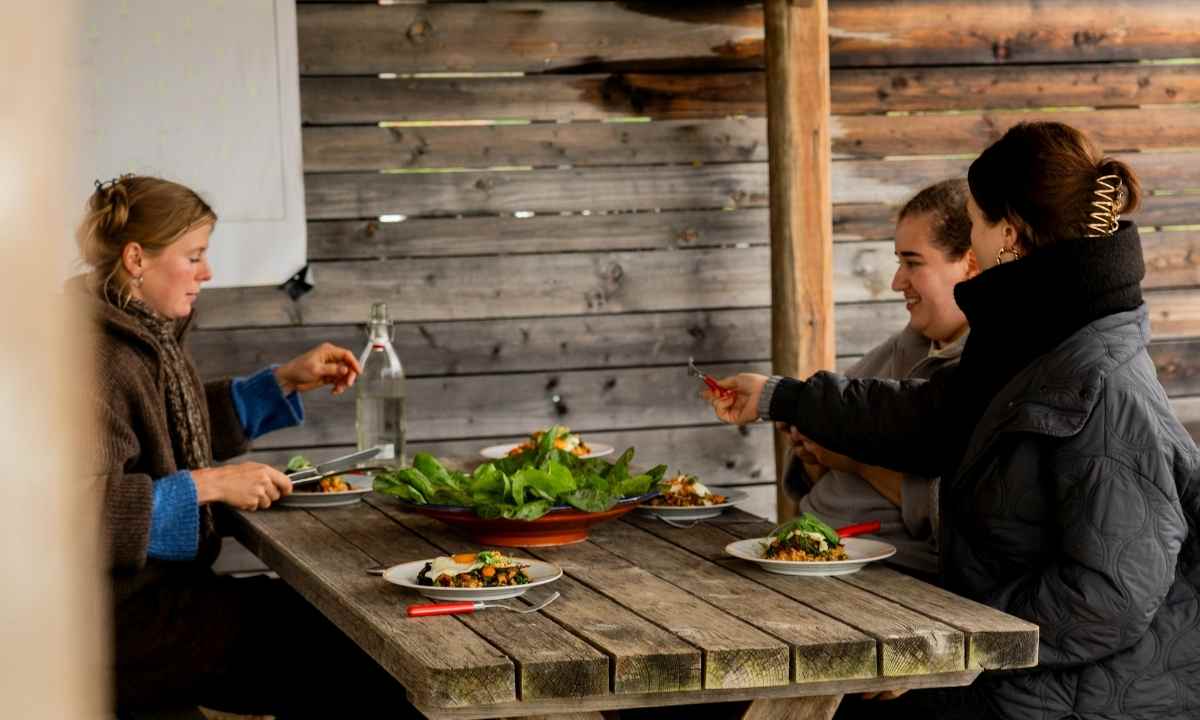 Gaumen Hoch-Tellerrandschau mit Rosa& Marie und Dirndln am Feld