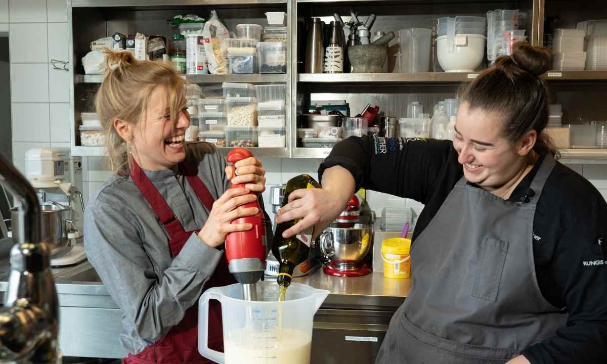 Gaumen Hoch-Tellerrandschau mit Rosa& Marie und Dirndln am Feld