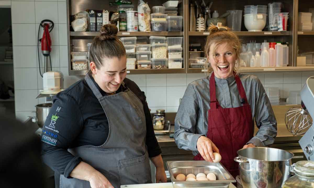 Gaumen Hoch-Tellerrandschau mit Rosa& Marie und Dirndln am Feld
