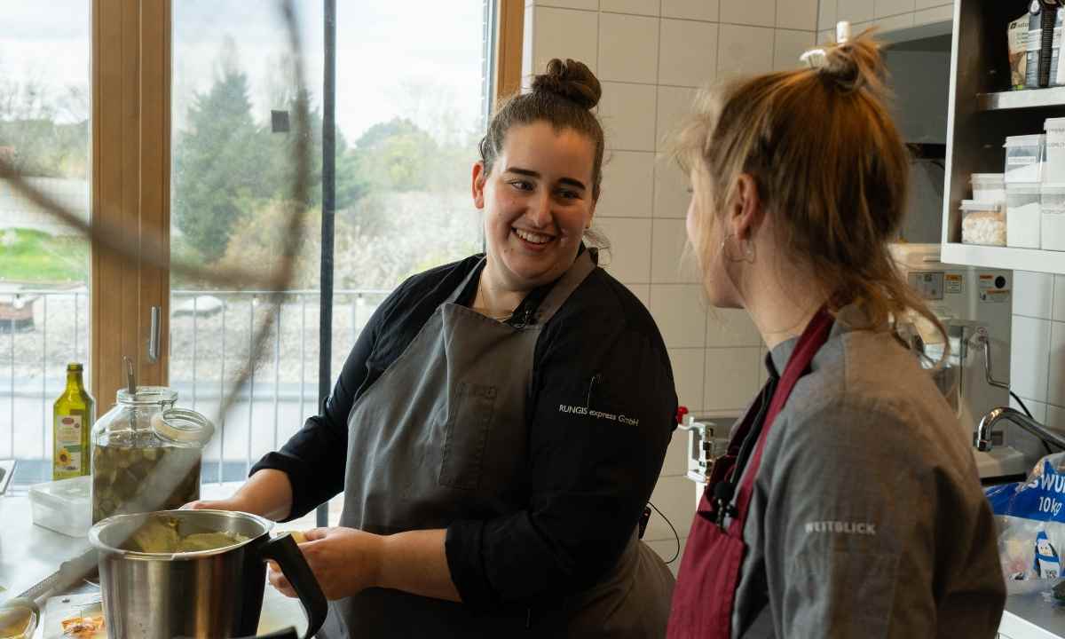 Gaumen Hoch-Tellerrandschau mit Rosa& Marie und Dirndln am Feld