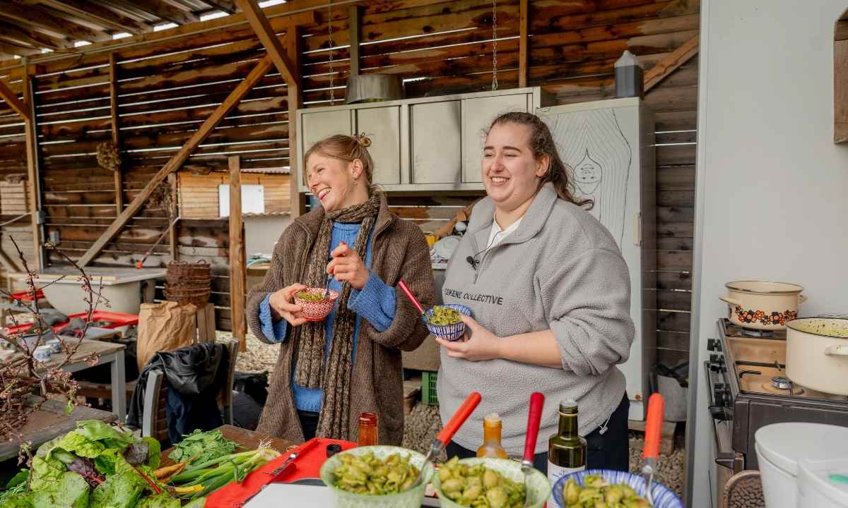 Gaumen Hoch-Tellerrandschau mit Rosa& Marie und Dirndln am Feld