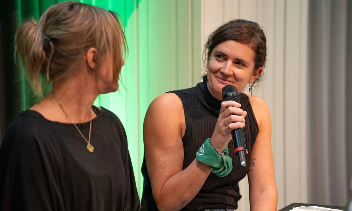 Elisabeth Zoubek vom ADAMAH Biohof bei der Gaumen Hoch-Diskussion „Billig essen-teuer einkaufen