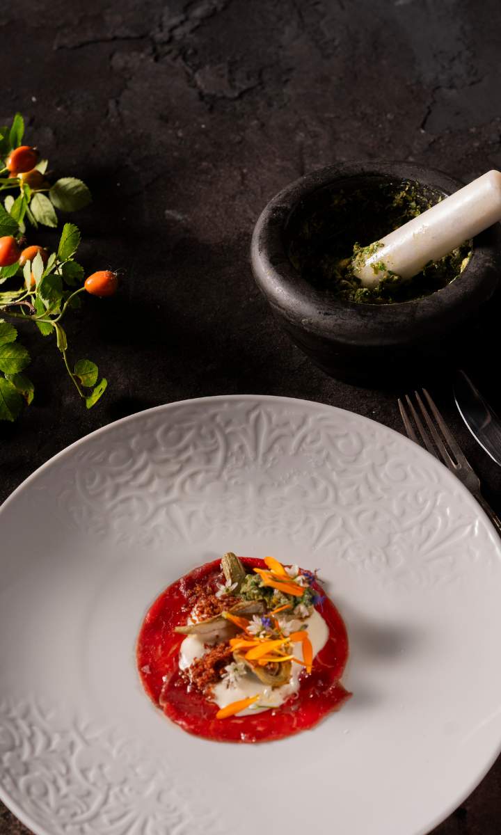 Carpaccio vom Angus-Ochsen mit Artischocke Bergkäse und Salsa Verde