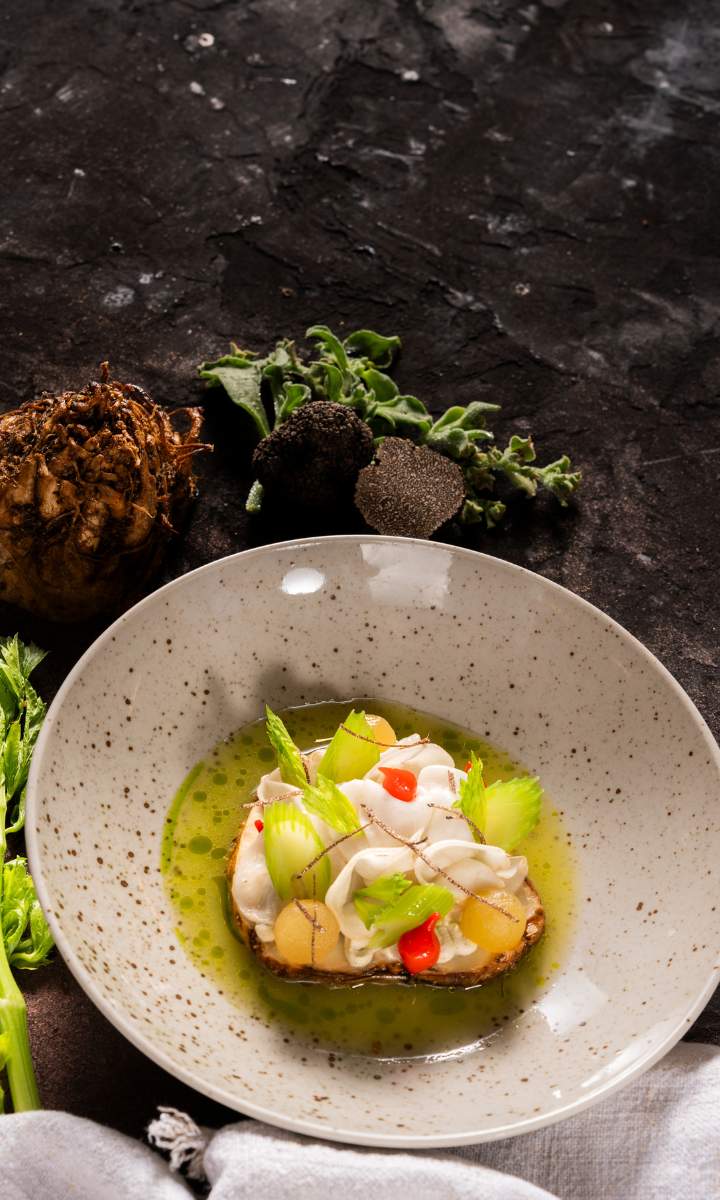 Geschmorter Sellerie mit Frischkäsecreme in Apfel-Sellerie-Sud