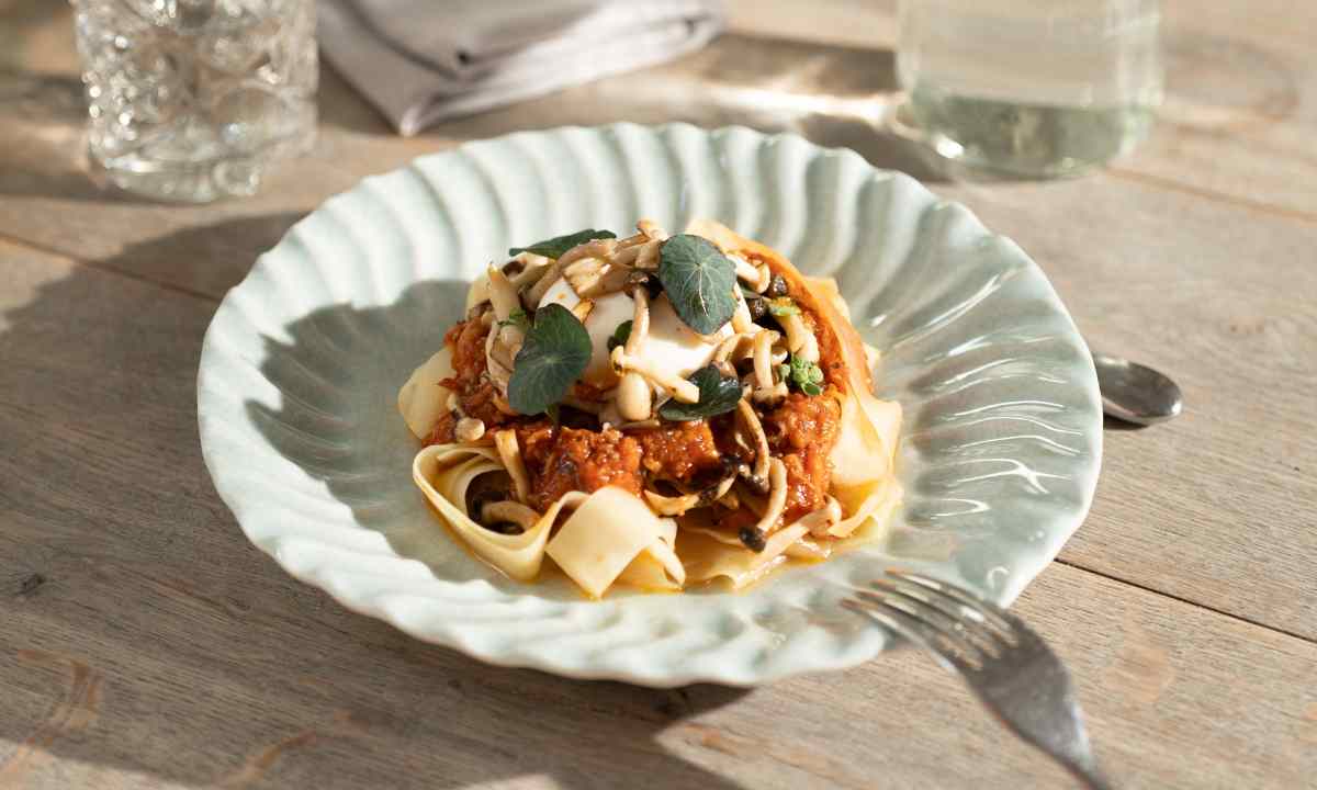 Erdäpfel-Fettuccine mit Pilzragout, Burrata & Buchenpilze