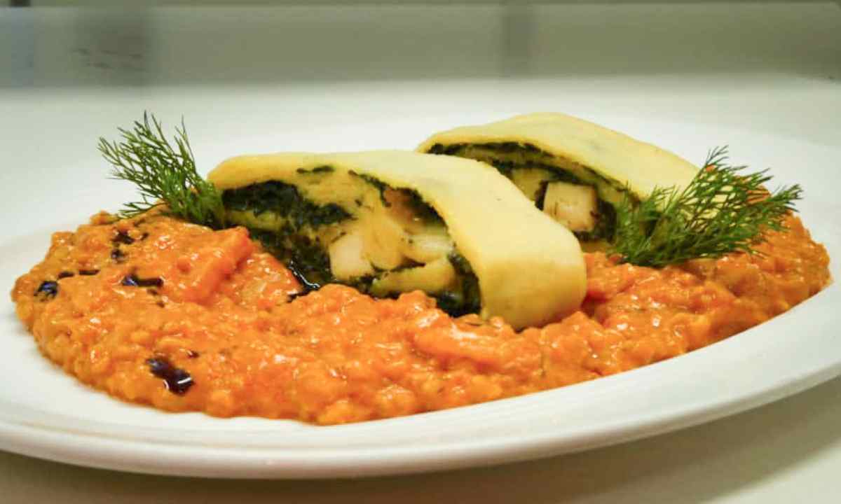 Erdäpfel-Spinatroulade auf steirischem Kürbisgemüse