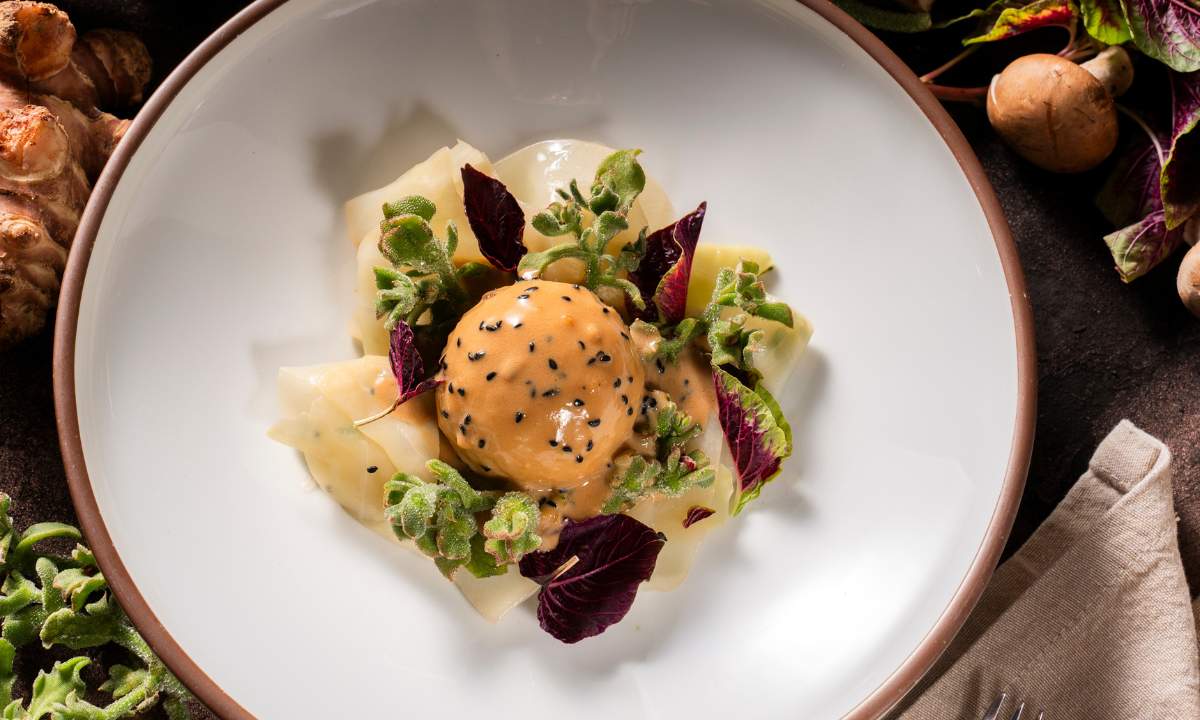 Vegetarische Topinambur Grammelknödel mit warmem Mangoldsalat und Schwarzkümmelsauce