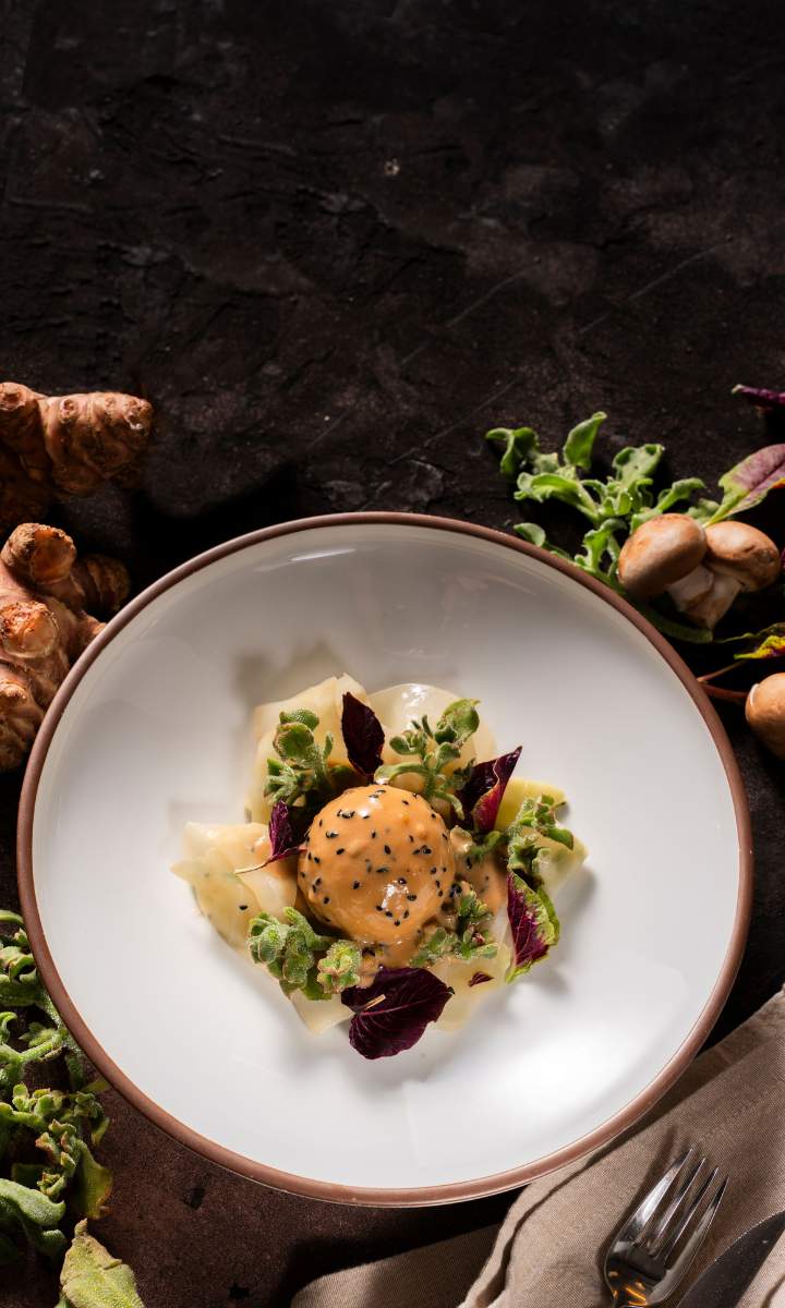 Vegetarische Topinambur Grammelknödel mit warmem Mangoldsalat und Schwarzkümmelsauce