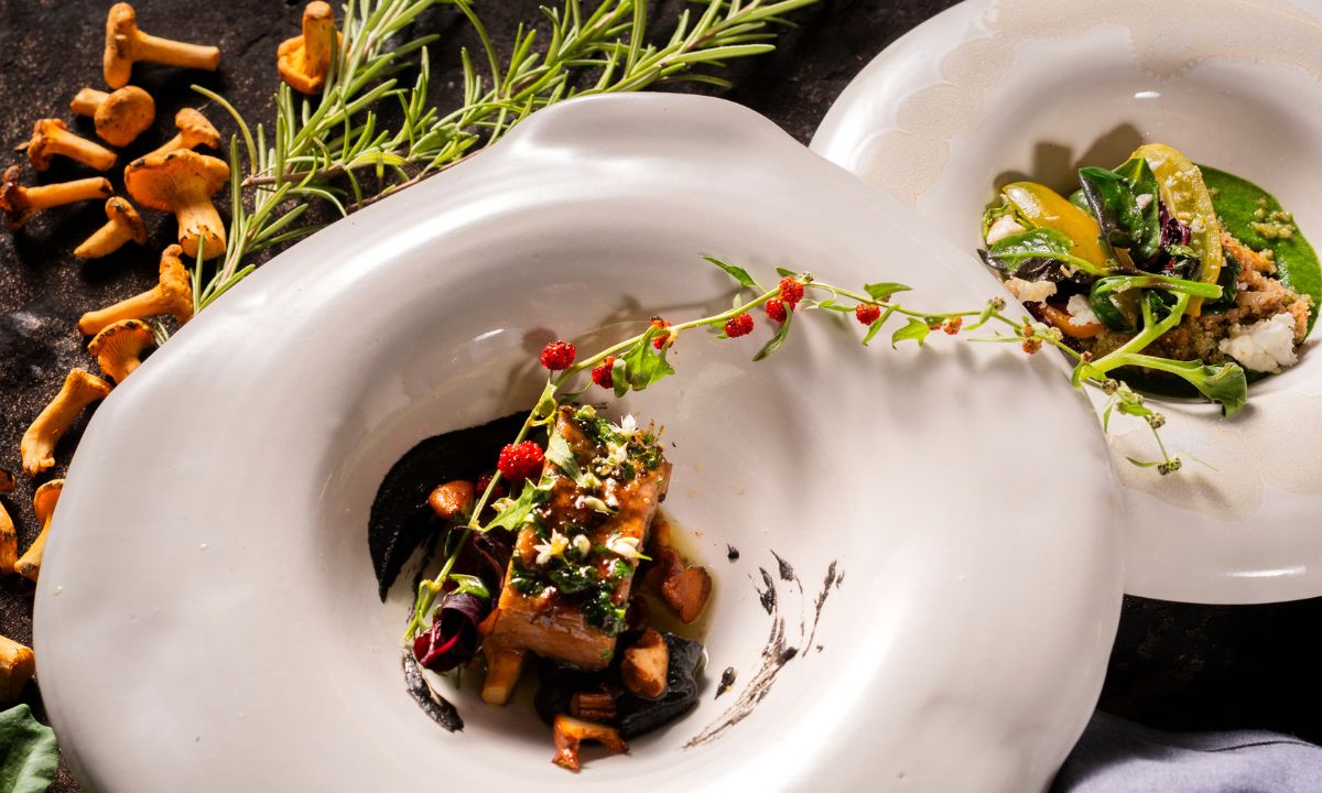 Geschmorte Lammschulter mit schwarzen Bohnen und Sterz