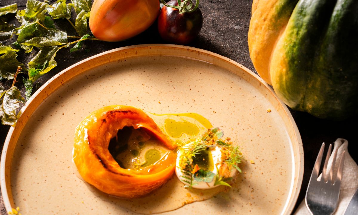 Kürbis mit fermentierter Tomate und Gewürzjogurt vom Stigl-Gut-Wildshut