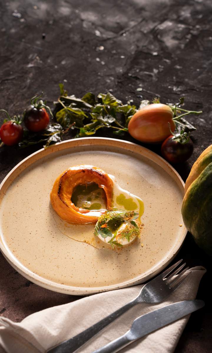 Kürbis mit fermentierter Tomate und Gewürzjogurt vom Stigl-Gut-Wildshut