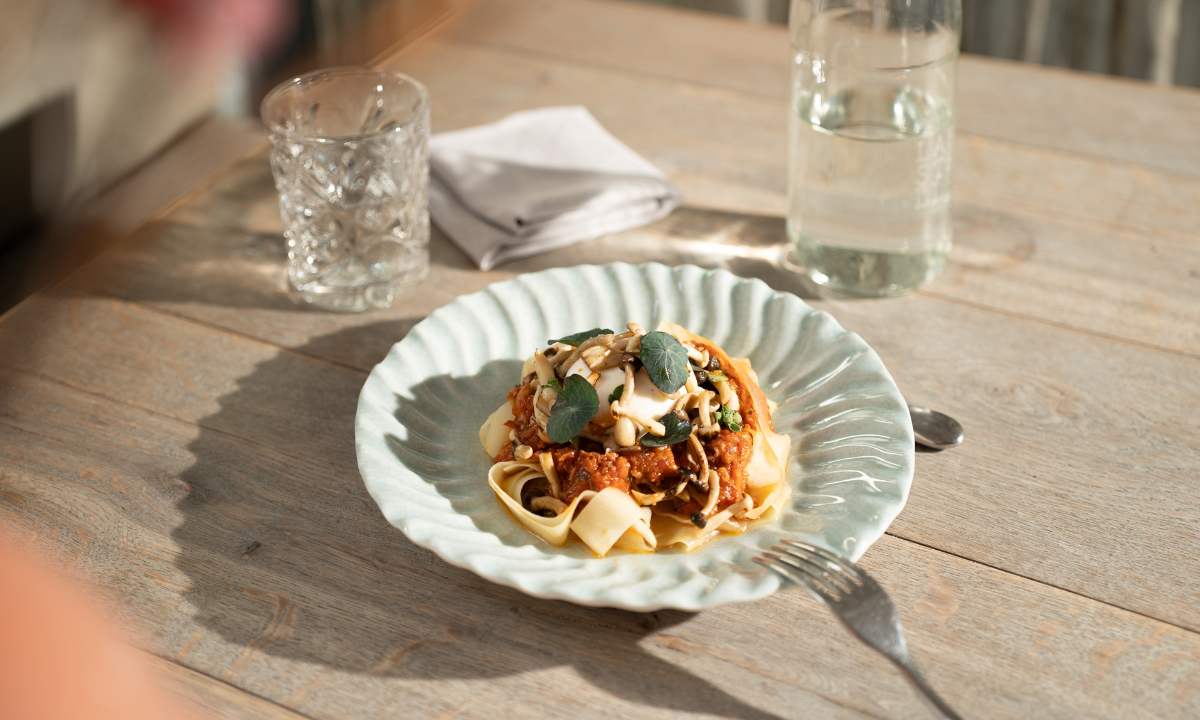 Erdäpfelnudeln mit Pilzfond, geflämmten Pilzen und Kapuzinerkresse aus der Labstelle in Wien.