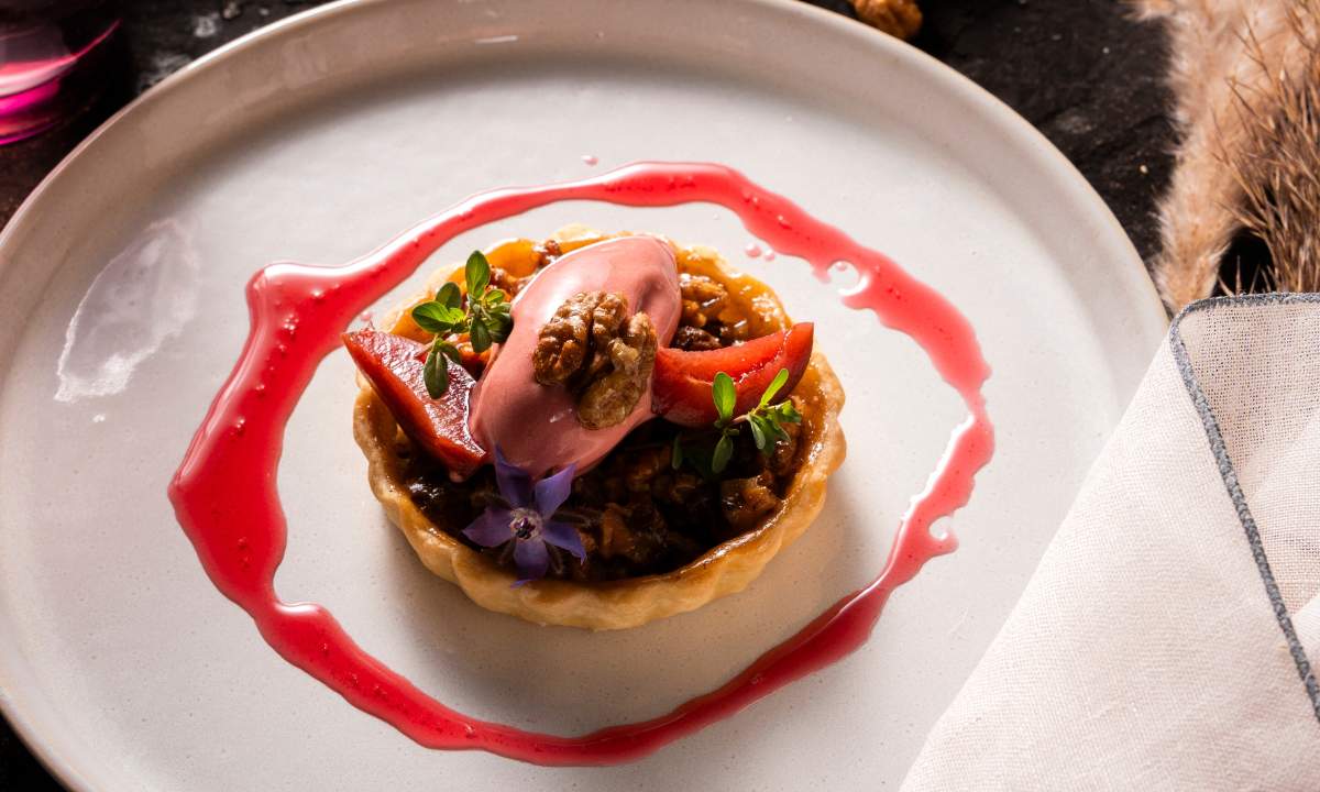 Veganes Walnuss-Tartelette mit marinierten Zwetschken