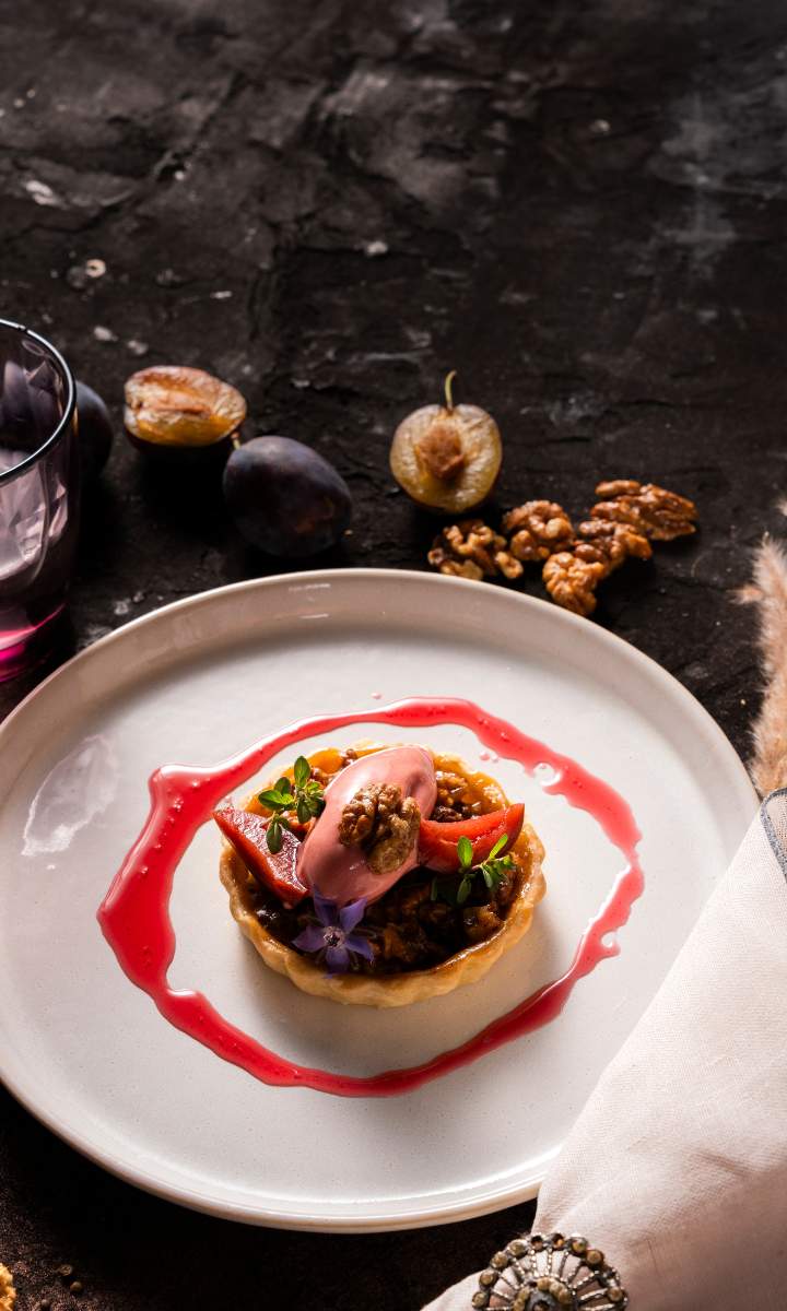 Veganes Walnuss-Tartelette mit marinierten Zwetschken und Walnusstopping vom Biohotel Rupertus