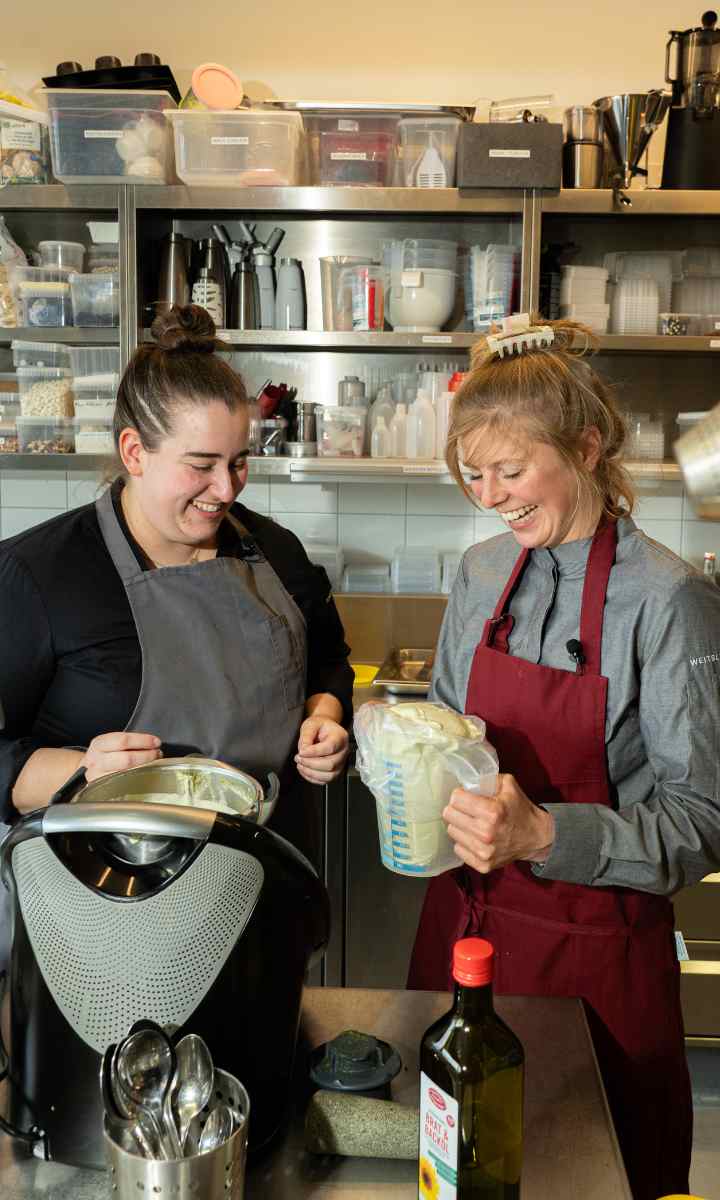 Rosa & Marie und dirndln am Feld