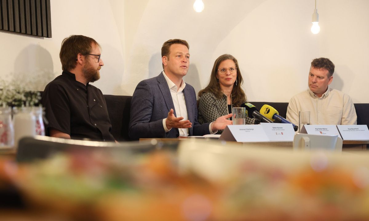 Herkunftskennzeichnung: Klaus Bauernfeind, Landesrat Stefan Kaineder, LH-Stv. Anja Haider-Wallner und Johannes Eidenberger