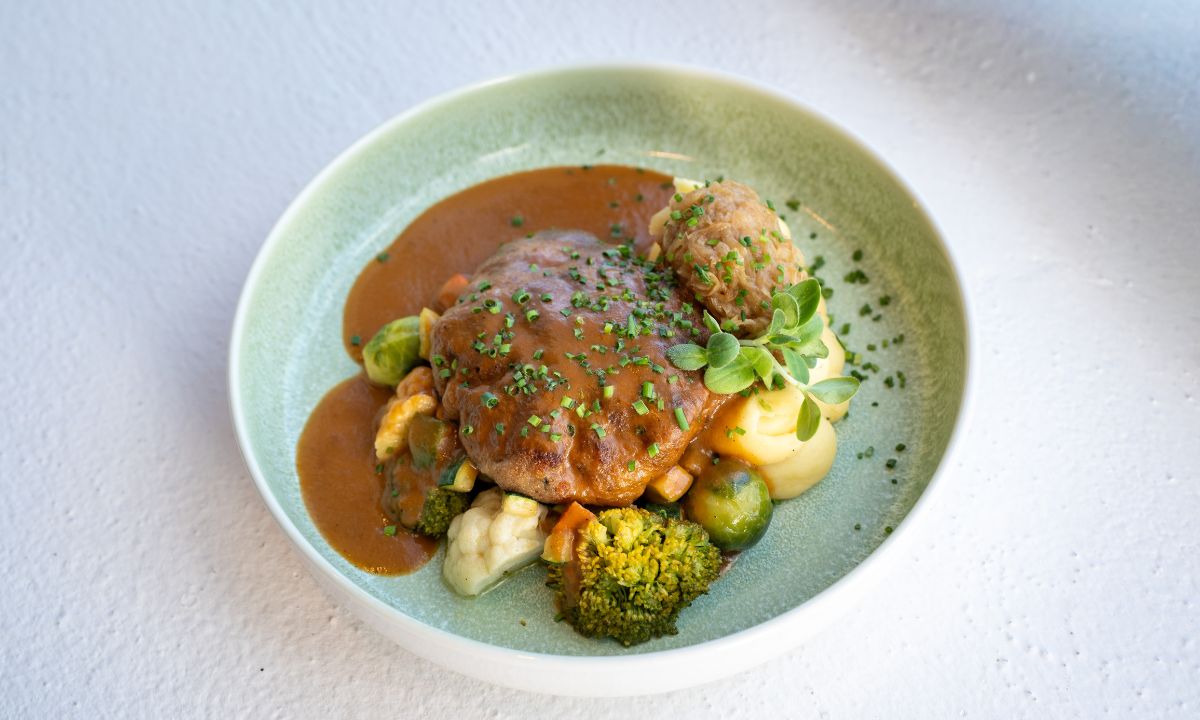 Wild Butterschnitzerl mit Erdäpfelpüree und Schmorzwiebel