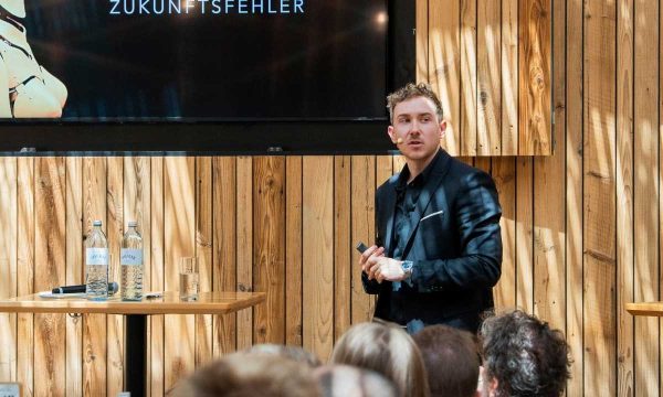 Zukunftsforscher Tristan Horx bei der Gaumen Hoch-Connection Juli 2025 im Kolarik im Prater