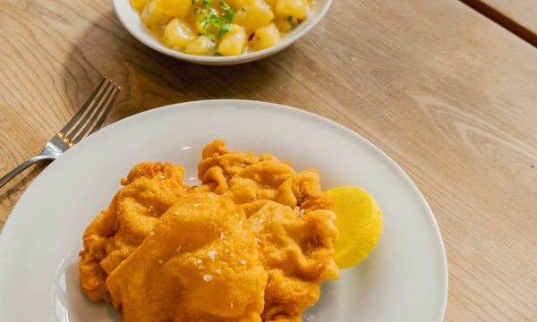 Schnitzel im Wirtshaus Pichlmaiers zum Herkner