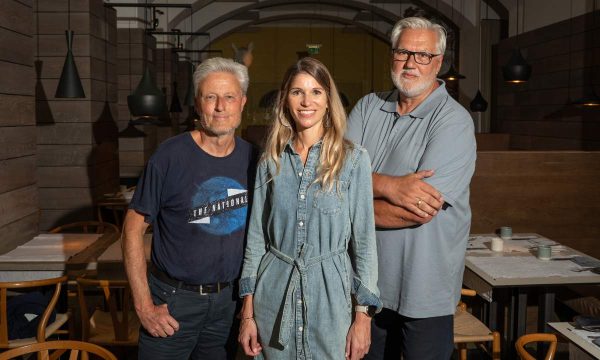 Kabarettist Florian Scheuba und Gault&Millau-Cheftester Jürgen Schmücking mit Alexandra Seyer-Gmeinbauer