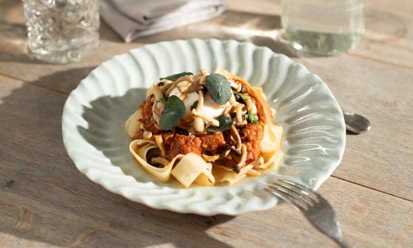 Erdäpfel-Fettuccine mit Pilzragout, Burrata & Buchenpilze